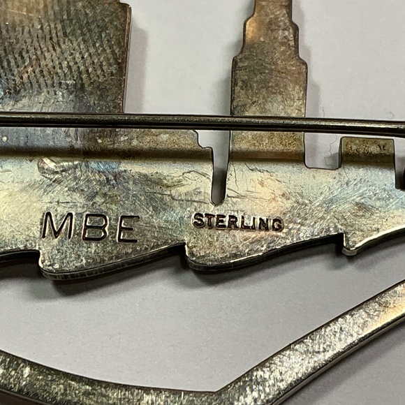 MBE STERLING SILVER NEW YORK CITY BROOCH. 1.5 inches x 2 inches